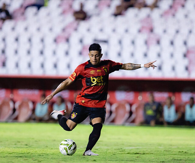 Gustavo Maia marca o gol da vitória do Sport contra o Retrô. Foto: Paulo Paiva/ Sport Recife.