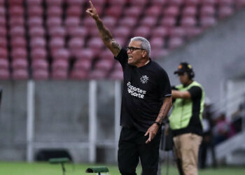 Após vitória no clássico, Hélio dos Anjos exalta competitividade do Náutico