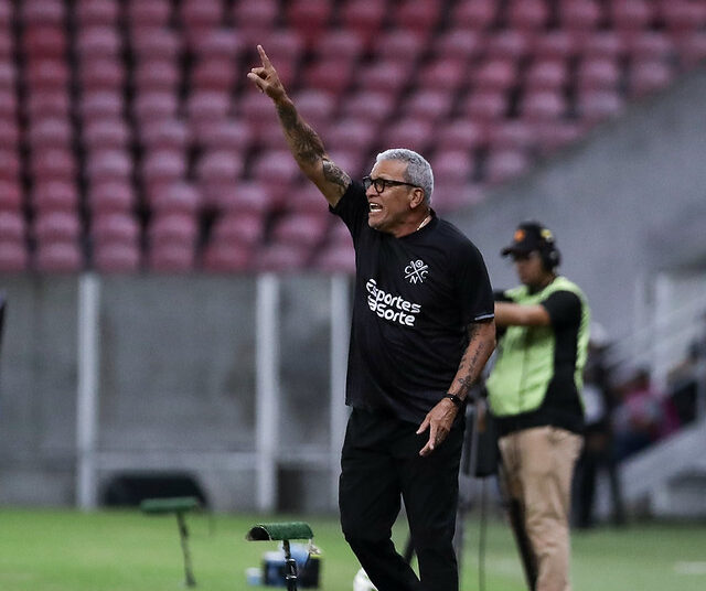 Após vitória no clássico, Hélio dos Anjos exalta competitividade do Náutico