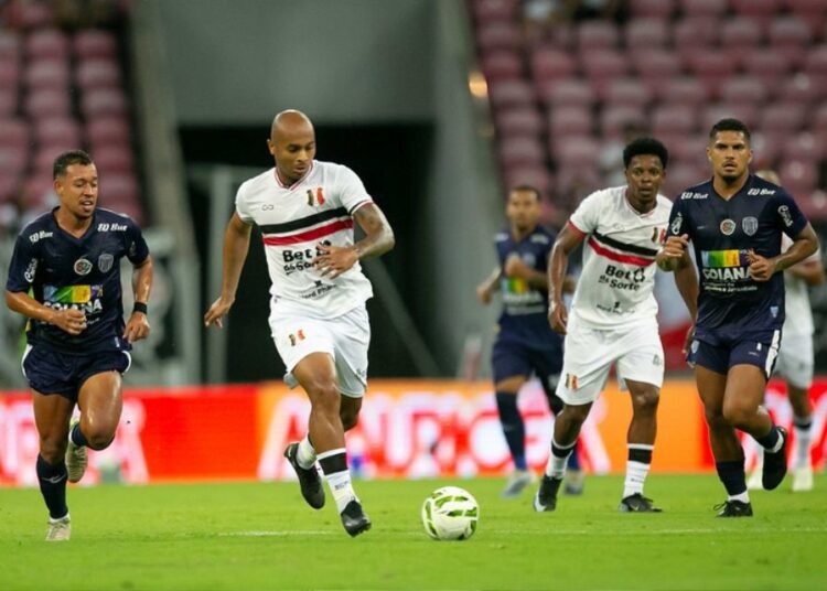 Quirino é esperança de gols do Santa Cruz contra o Decisão na segunda fase do Campeonato Pernambucano. Foto: Rafael Melo/FPF