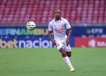 Pouco utilizado no Náutico, Jonas Toró negocia ida para o Londrina