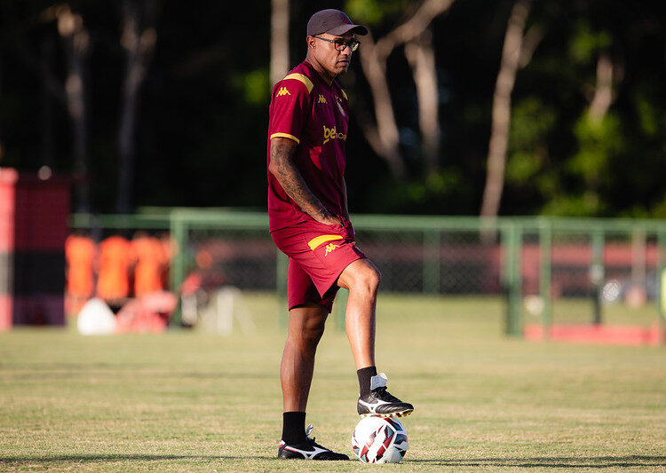 Sport oficializa demissão do técnico Roger Silva