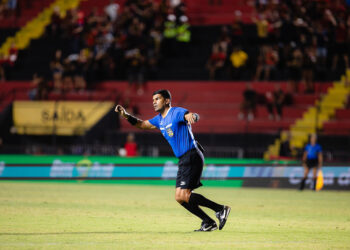 Árbitro reconhece erro em súmula após dois amarelos sem expulsão em Sport x Jacuipense