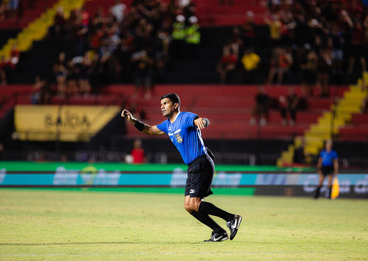 Árbitro reconhece erro em súmula após dois amarelos sem expulsão em Sport x Jacuipense