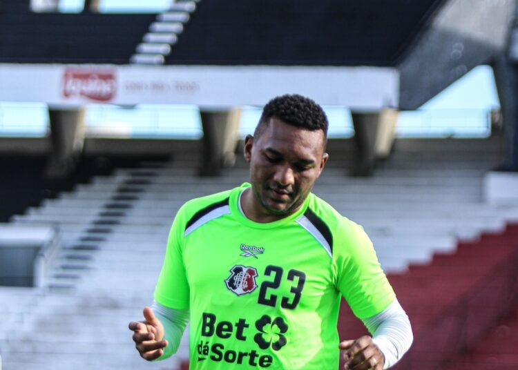 Eron garante evolução física após estreia no Santa Cruz: “Estou apto a jogar 90 minutos”