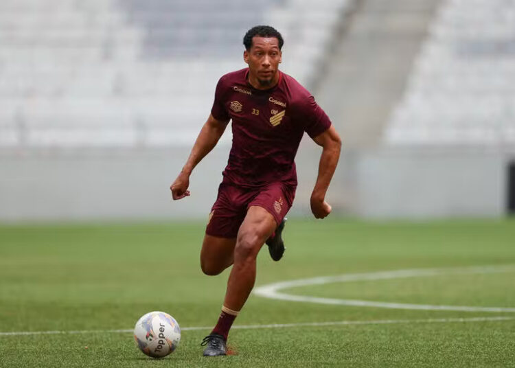 Sport encaminha contratação do zagueiro Habraão, que estava no Athletico-PR