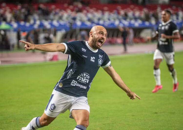 Santa Cruz oficializa contratação do meia Régis, ex-Remo e Sport