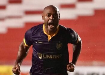 Vagner Love celebra o ultimo gol da carreira e a vitória do Retrô contra o Ceará. Foto: Retrô Ascom