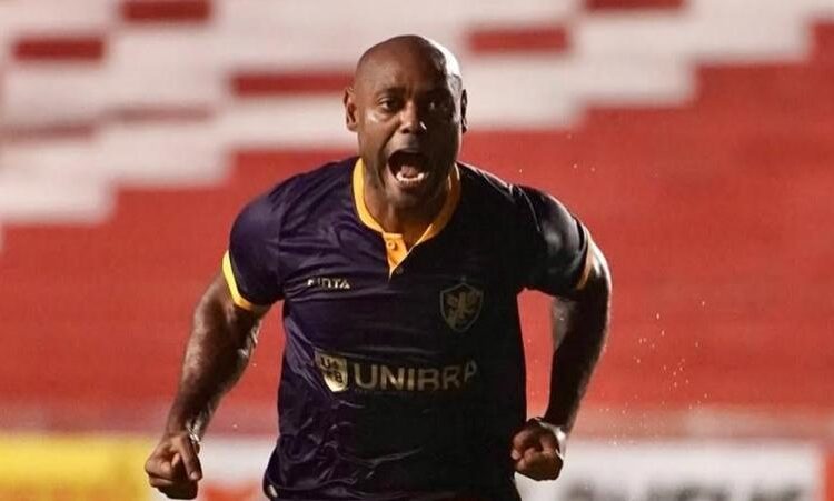 Vagner Love celebra o ultimo gol da carreira e a vitória do Retrô contra o Ceará. Foto: Retrô Ascom