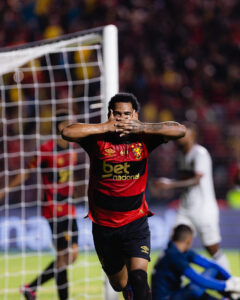 Micael ja marcou gol da vitória do Sport contra o Santa Cruz, renova contrato com o Leão. Foto: Paulo Paiva/Sport