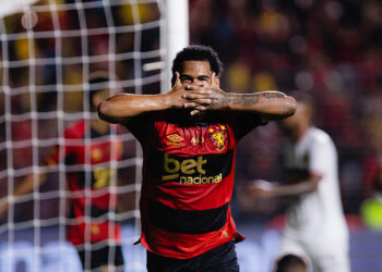 Micael ja marcou gol da vitória do Sport contra o Santa Cruz, renova contrato com o Leão. Foto: Paulo Paiva/Sport