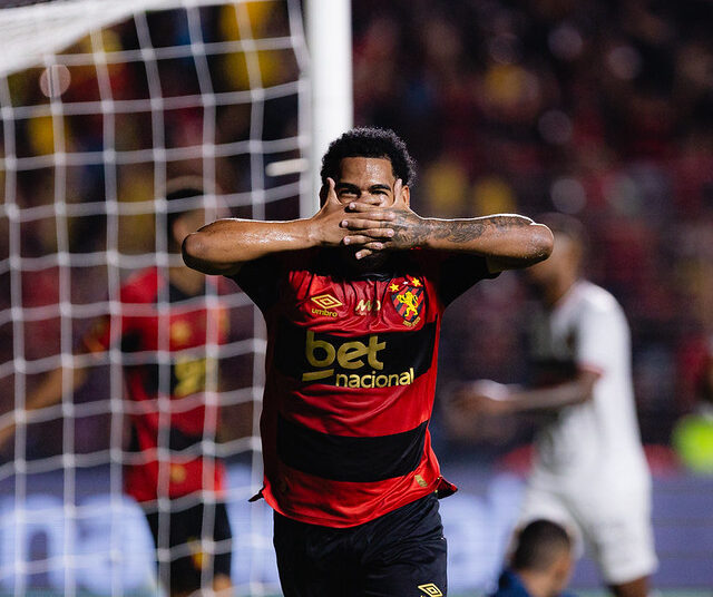 Micael ja marcou gol da vitória do Sport contra o Santa Cruz, renova contrato com o Leão. Foto: Paulo Paiva/Sport