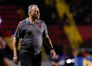 Interino valoriza assertividade do Sport na segunda etapa e cita procura por treinador: “A diretoria está buscando o nome certo”