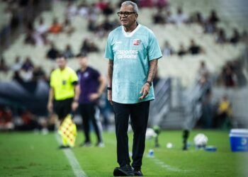 Hélio dos Anjos demonstra frustração com derrota, mas garante Náutico competitivo na Série B: “Vamos brigar lá em cima”