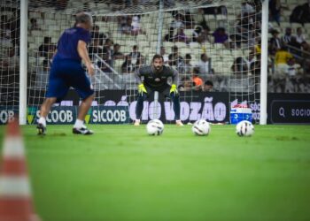 Treinador do Náutico sai em defesa de Muriel após falha contra o Ceará