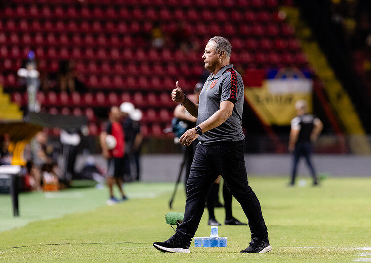 Márcio Goiano celebra classificação antecipada e exalta elenco do Sport