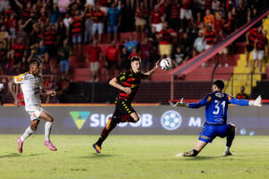 Perotti marcou golaço para vitória do Sport na Ilha do Retiro. Foto: Paulo Paiva.