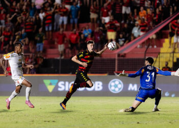 Perotti marcou golaço para vitória do Sport na Ilha do Retiro. Foto: Paulo Paiva.