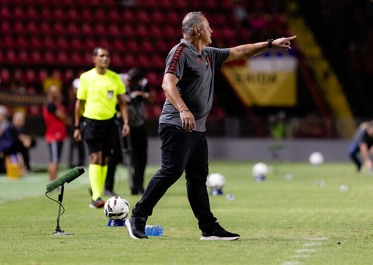 Treinador do Sport celebra fim de jejum em casa e elogia entrega da equipe: “O resultado vem com o trabalho”