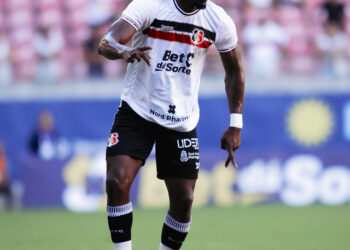 Santa Cruz oficializa saídas de Israel e Wagner Balotelli