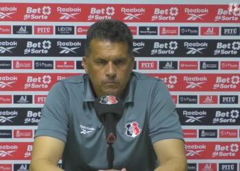 Técnico do Santa Cruz cobra regularidade após revés na Série C: “competição não permite oscilação”