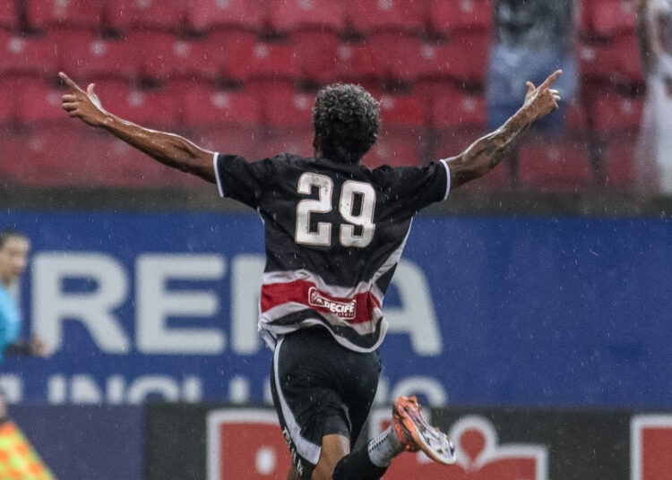 Com forte chuva e gramado pesado, Santa Cruz bate o Itabaiana na estreia da Série C
