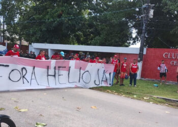 Uniformizada do Náutico realiza protesto em frente ao CT e cobra saída do técnico Hélio dos Anjos