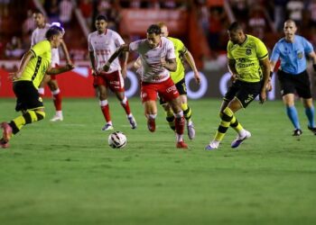 Náutico sofre pesada derrota nos Aflitos e clima pesa para Hélio dos Anjos