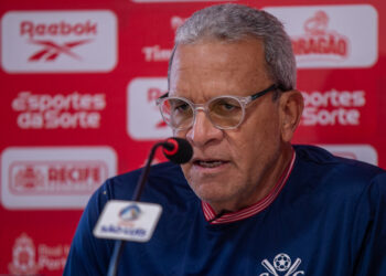 Náutico: Hélio dos Anjos confirma baixas contra o Cuiabá e mantém mistério sobre Derek