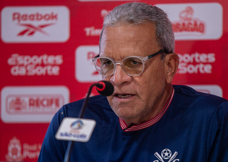 Náutico: Hélio dos Anjos confirma baixas contra o Cuiabá e mantém mistério sobre Derek