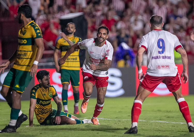 Com gol de Júnior Todinho, Náutico supera o Cuiabá e assume a liderança da Série B