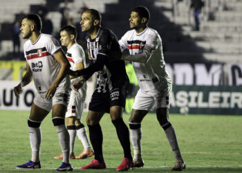 Santa Cruz aproveita falhas do goleiro, vence a Inter de Limeira e encerra sequência negativa na Série C