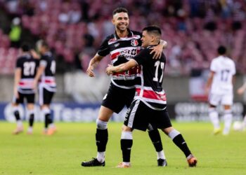 Renato comemora gol da vitória do Santa Cruz. Foto: Paulo Paiva/FPF