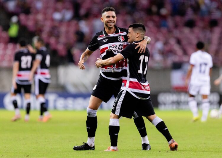 Renato comemora gol da vitória do Santa Cruz. Foto: Paulo Paiva/FPF